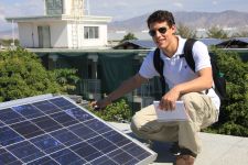 Solaringenieur Marc Bätschmann  beim Vermessen von Solarpaneln